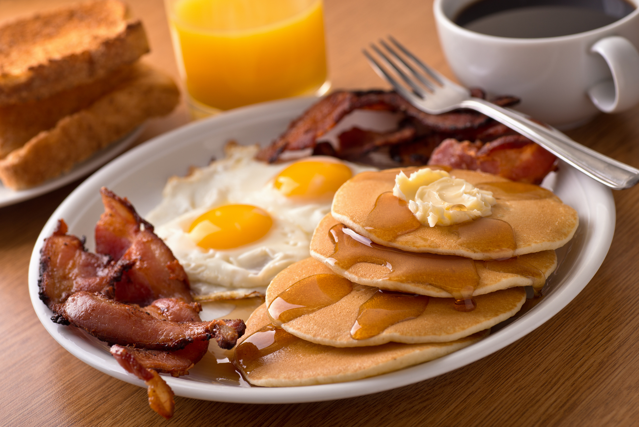 a plate of breakfast food